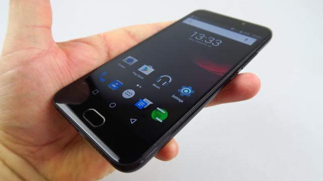 <b>UMi Plus E: Design simetric, carcasă aderentă, spatele strică puţin alura</b>Toate imaginile promoţionale ale lui UMi Plus E arată că telefonul e obsedat să rivalizeze cu iPhone 7 Plus şi asta se vede după modul în care "pozează". Terminalul e fabricat din aluminiu Seria 6000, e finisat prin prelucrare 3D şi aduce un panou frontal