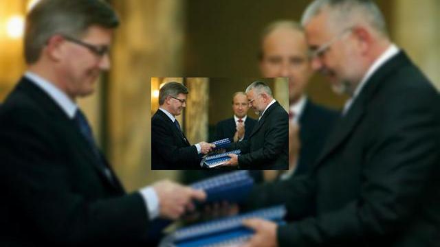 <b>Nokia Romania va produce telefoane pentru Africa si Estul Mijlociu</b>Conform Hotnews.ro, fabrica Nokia de la Jucu, judetul Cluj a fost deschisa oficial ieri, in prezenta a numeroase companii finlandeze si autoritati locale. Productia de terminale Nokia va avea ca tinta piata Estului Mijlociu, dar si pe cea africana. Senior...