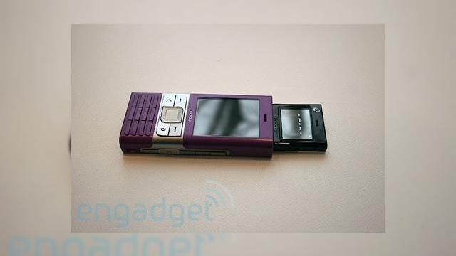 <b>O experienta hands-on cu telefonul modu</b>Se pare ca telefonul customizabil modu este mai mult decat un concept phone, fiind parte a unei experiente hands-on a celor de la engadgetmobile. Producatorul lui modu a participat la Mobile World Congress, punand la dispozitie cel mai mic handset din...