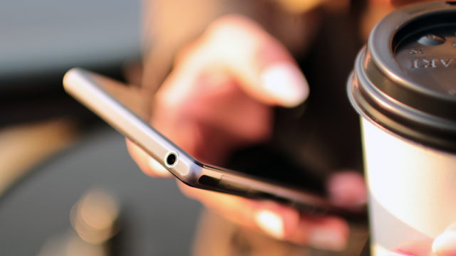 <b>Peste 3 milioane de numere de telefon au fost portate în România, conform ANCOM</b>Potrivit unui nou studiu realizat de către cei de la ANCOM, se pare că peste 3 milioane de numere de telefon au fost portate în România încă de la debutul serviciului și până în prezent. De asemenea, ni se dezvăluie și faptul că operatorul cu cele mai 