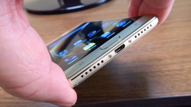 <b>Allview P9 Energy: Multimedia tunată cum trebuie, difuzor destul de uşor de acoperit</b>Am văzut la viaţa mea telefoane excelente stricate de un volum sub 80 decibeli al difuzorului, dar am văzut şi telefoane ce nu aveau absolut nici un atuu decât numărul mare de decibeli. Allview P9 Energy nu e nici unul dintre acestea, reuşind să ofere o..