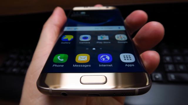 <b>Turul Magazinelor #132: facem îngheţată iarna, vedem reduceri la Galaxy S7 Edge şi epilator de Valentine's Day</b>Weekend-ul ce ne bate la ușă este din start asociat cumpărăturilor de Valentine's Day, motiv pentru care noi vă propunem astăzi o serie de produse numai bune de oferit persoanei iubite. Avem o reducere pentru smartphone-ul Samsung Galaxy S7 edge, un