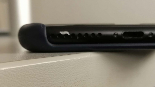 <b>O nouă problemă pentru modelele iPhone: unități iPhone 7 matte black au început să piardă vopsea</b>Lansarea smartphone-urilor iPhone 7 și iPhone 7 Plus nu a fost lipsită de câteva probleme descoperite de către utilizatori ulterior achiziției. Au trecut totuși luni bune de atunci și iată că acum apare în peisaj o nouă problemă și anume decojirea panoulu