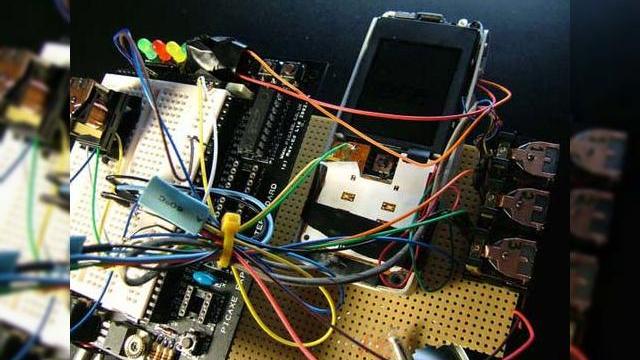 <b>Cum sa-ti faci o camera de supraveghere dintr-un telefon mobil!</b>Vrei sa stii ce face pisica sau bebelusul tau atunci cand esti la munca? Trimite un SMS unui nou telefon de supraveghere si acesta iti va trimite imagini si clipuri video cateva secunde mai tarziu. Dati click pe imaginea urmatoare pentru a fi transportati...