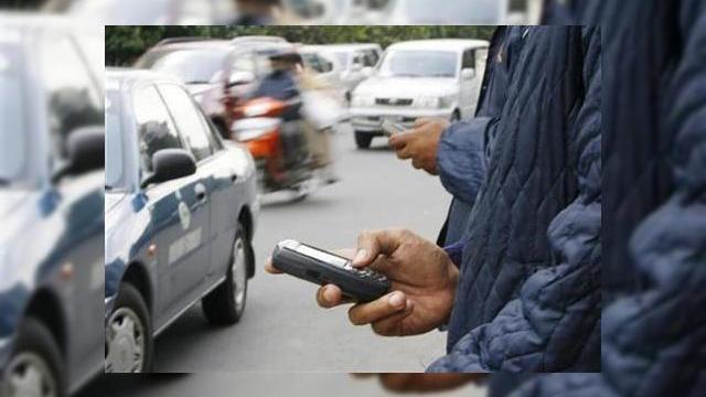 <b>Reclamele mobile fac pasi mici, dar siguri pentru a ajunge la consumatori</b>Consumatorii pot fi receptivi la reclamele de pe telefonul mobil, in schimbul beneficiilor ca apeluri gratuite sau continuturi gratuite, dar operatorii raman precauti in ce priveste patrunderea in spatiul intim al clientului. La ora actuala, consumatorii...