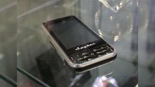 <b>Spyker prezinta un telefon misterios, in stil iPhone</b>In ciuda faptului ca acest brand este mai bine cunoscut pentru automobilele sale scumpe, Spyker a obtinut un stand in cadrul Mobile World Congress si a prezentat publicului, ceea ce pare a fi o clona iPhone, dotata totusi cu tastatura. Nu stim inca daca...