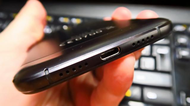 <b>UMi Plus E: Multimedia HiFi, cu volum peste iPhone 7</b>UMi Plus E propune acustica HiFi, cel puţin aşa afirmă site-ul oficial, dar e foarte uşor să faci afirmaţii de gen în ziua de azi. Cert e că difuzorul sau suna bine şi cât de bine aflaţi imediat.