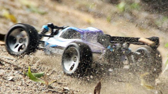 <b>Turul Magazinelor #137: Roboţi, roboţi cât cuprinde, de supraveghere, curăţare şi divertisment</b>Turul de astăzi îl dedicăm în întregime roboților, produse care fie promit să ne facă casa lună sau să ne distreze făcând anumite acțiuni prestabilite. Avem de asemenea pe lista noastră și o mașinuță teleghidată aproape perfectă care vine să 