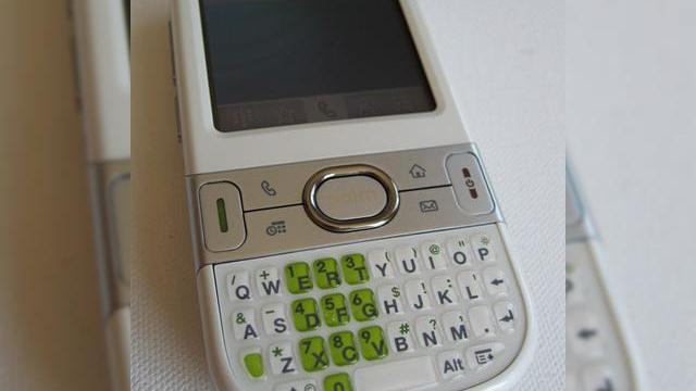 <b>Palm Centro acum disponibil prin AT&T</b>Palm a lansat smartphone-ul Centro prin reteaua AT&T ieri, iar terminalul este disponibil si online la Palm.com, in vreme ce la magazinele AT&T handsetul costa 99 de dolari, in cazul in care clientii opteaza pentru un abonament pe 2 ani. Terminalul este...