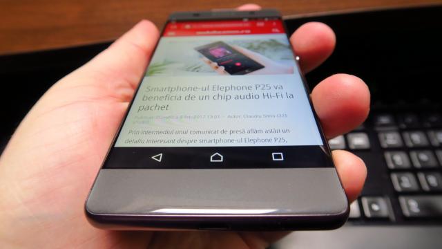 <b>Sony Xperia XA: Design sexy de tot, poate cel mai interesant la un produs Sony midrange</b>E parcă nedrept să afirmi că Sony Xperia XA are un ecran edge to edge când ştii că există un Xiaomi Mi MIX sau un Sharp Aquos Crystal pe piaţă, totuşi această denumire se cam aplică. Ecranul ajunge de la o margine laterală la cealaltă, cu muchii aproape..