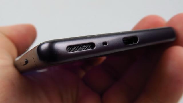 <b>Sony Xperia XA: Multimedia cu volum ridicat, mici imperfecţiuni</b>Mai ţineţi minte ce încântare a fost când Sony a început să pună difuzoare stereo pe telefoanele sale? Asta până au început să atragă praf şi murdărie acele mici despicături... Xperia XA nu adera la acel trend, ci oferă un difuzor singular jos.