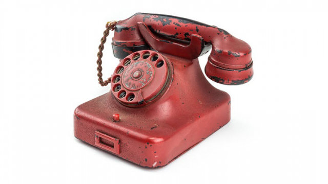 <b>Telefonul personal al lui Hitler e scos la licitaţie, se vinde la peste 240.000 de dolari</b>Dacă vreți să puneți mâna pe un telefon inedit, atunci știrea de față vă este cu siguranță de interes. Este vorba despre telefonul ce a fost deținut chiar de către Adolf Hitler, dispozitiv scos la licitație pentru suma de peste 240.000 dolari. Acesta