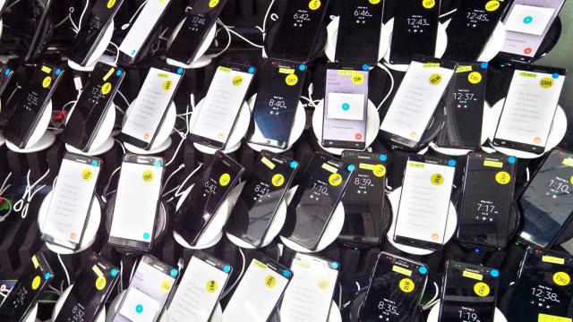 <b>Galaxy Note 7 ar putea reveni la vânzare! Soseşte în varianta recondiţionată în India şi Vietnam din iunie</b>Cine ar fi crezut că va mai reveni vreodată Galaxy Note 7 la vânzare? Privim cu maximă precauţie această informaţie, balanța înclinând mai mult spre "nu", decât spre "da, dar aparent o publicaţie din Coreea ar fi aflat că Sammy are această intenţie.