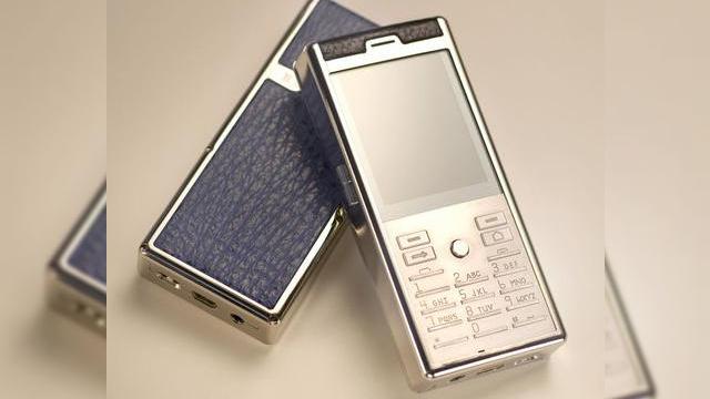 <b>Bellperre, telefonul impodobit cu piele de crocodil</b>In cazul in care pentru dumneavoastra conteaza mai mult faptul ca un telefon este aratos si fabricat din aur sau lemn rar si rezistent, atunci veti aprecia handsetul Bellperre, impodobit cu piele de crocodil si alte animale exotice. De mentionat este si...