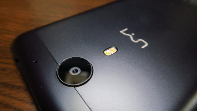 <b>UMi Plus E: Camera nu e constantă, are doar claritatea pe timp de zi ca atuu</b>UMi Plus E face inevitabil sacrificii pentru a oferi 6 GB RAM la preţ bun şi camera se număra printre aspectele sacrificate. Primim doar un senzor Samsung de 13 MP in spate cu blitz dual LED dual tone, PDAF şi lentila cu 5 elemente, dar şi camera frontală
