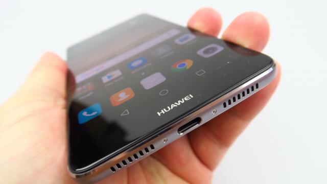 <b>Huawei Mate 9: Benchmark de top 10, foarte aproape de perfomanța Snapdragon 821</b>Huawei Mate 9 dispune de un procesor atât de bun, încât a fost păstrat şi pe flagship-ul ce va sosi în weekend la MWC 2017, Huawei P10. E vorba despre HiSilicon Kirin 960, un octa core până la 2.4 GHz, operând cu coprocesor i6 şi GPU Mali G71 MP8.