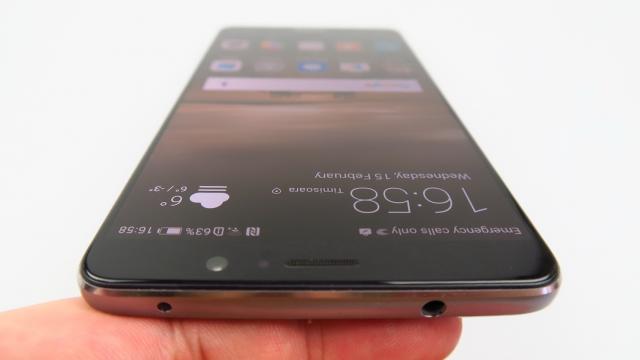 <b>Huawei Mate 9: Baterie cum ar trebui să aibă toate phablet-urile cu pretenţii</b>Se întâmplă uneori ca phablet-urile cele mai puternice, sexy şi cu cele mai bune ecrane şi procesoare să nu aibă chiar cele mai bune baterii. Huawei a avut grijă să nu dezamăgească la acest capitol, mai ales după ce P9 nu a chiar un fruntaş al bateriilor
