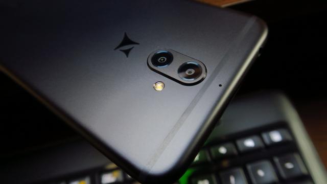 <b>Allview X4 Soul: Design cu care şi Apple ar fi de acord, cu adevărat premium</b>Cu ochii închişi Allview X4 Soul se simte că un iPhone la atingere, fix ca un iPhone 7. Nici lookul nu e departe, deşi sunt anumite secţiuni de design mai reuşite am spune chiar decât pe modelele Apple. Şi toate acestea se întâmplă fără a clona totuşi..