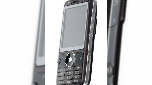 <b>Telefonul Nintendo: Fly Mobile MC100</b>Nintendo a refuzat in ultimii ani sa acorde licenta unor alte companii pentru gama sa variata de jocuri, dar iata ca asistam la aparitia terminalului Fly Mobile MC100, care va permite sa jucati jocuri de pe SNES, Game Boy Color, Game Boy si NES. In cazul...