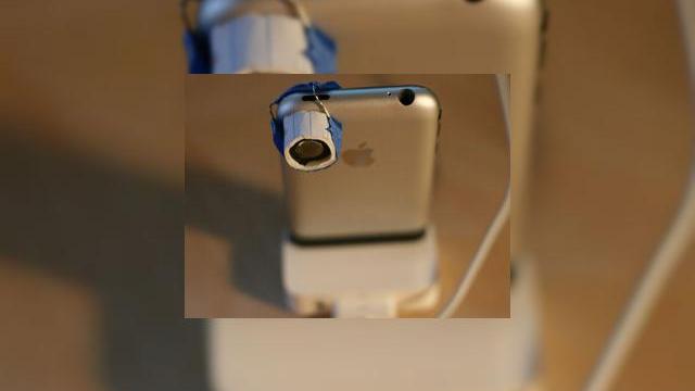 <b>iPhone devine "macro" si foloseste un super-blitz</b>Exista tot soiul de hackuri ale camerei lui iPhone, care folosesc diferite atasamente si accesorii, dar nimic nu tipa "homebrew" mai mult decat ceea ce puteti vedea in imaginea urmatoare, hackul macro-lentilei. Colin Devroe este autorul acestei inventii,...