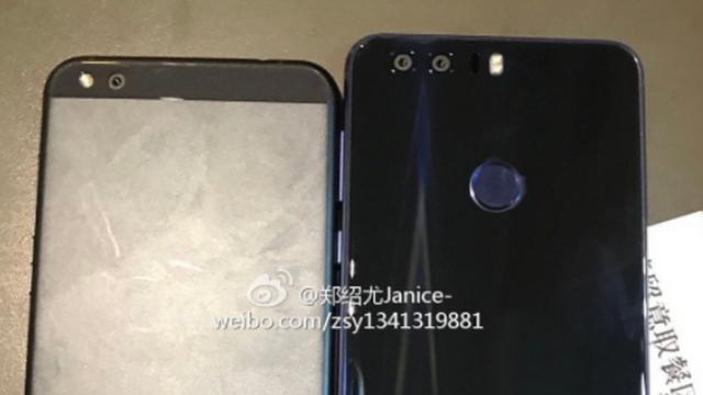 <b>Xiaomi Mi 5c îşi dezvăluie şi spatele într-o nouă fotografie, apare lângă Huawei Honor 8</b>Xiaomi Mi 5c a fost pe buzele tuturor în ultima vreme, din cauza unor multiple scăpări şi a faptului că a devenit exponentul noului procesor Pinecone. Acesta e primul chipset produs de Xiaomi, iar terminalul e subiect de zvonuri încă de toamna trecută. Ia