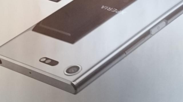 <b>Sony Xperia XZ Premium apare în prima imagine, ar urma să fie un flagship cu captură slow motion la 960 FPS</b>Noul portofoliu de modele Sony Xperia pentru anul 2017 a avut parte de scăpări pentru modele midrange până acum. Azi îl descoperim şi pe un potenţial flagship, aşa numitul Xperia XZ Premium. El a apărut în prima imagine cu iz oficial şi o vedeţi mai jos.