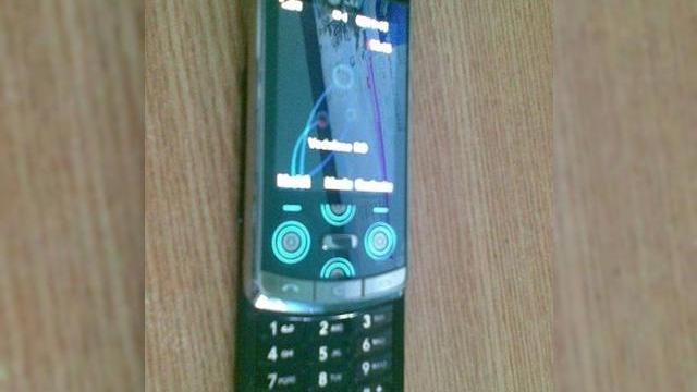 <b>Telefoanele LG KF750 si KF240 dau startul unei noi linii de terminale fashion</b>Unwired View ne anunta ca LG se pregateste sa lanseze o noua linie de terminale fashion, primul dintre acestea fiind KF750, un slider pe care il vom vedea la showul tech CeBIT saptamana viitoare. Ceea ce vedeti in imaginea de mai sus este un prototip al...
