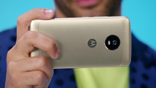 <b>MWC 2017: Motorola anunţă Moto G5 şi Moto G5 Plus, cu corpuri metalice şi ecrane Full HD, camere atractive</b>Motorola a adus la rândul său nouă "recoltă" de terminale la MWC 2017, în frunte cu Moto G5 şi Moto G5 Plus. Terminalele sunt admirate mai jos şi au rezoluţii Full HD şi construcţie premium. Produs al Lenovo şi Motorola, Moto G5 e o serie ce aduce o..