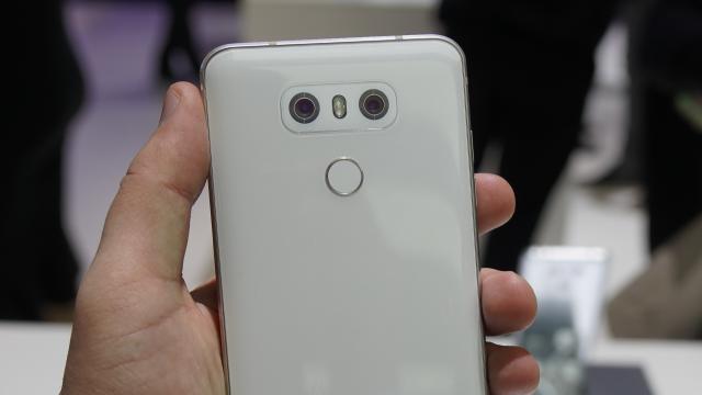<b>MWC 2017: LG G6 hands-on din Barcelona - probabil cel mai arătos telefon prezentat la MWC</b>Nici nu a început bine MWC 2017 şi colegul Claudiu a declarat şi un prim câştigător al acestui show. E vorba despre LG G6, considerat cel mai arătos model prezentat până acum în Barcelona de către colegul nostru.