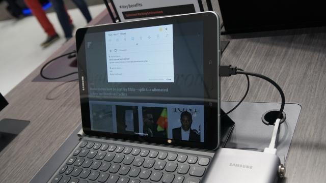 <b>MWC 2017: Samsung Galaxy Tab S3 hands-on - let's make tablets great again! (Video)</b>Dacă Trump vrea să facă SUA "great again", Samsung pare a vrea să facă tabletele "great again" de asemenea. Ei au adus două produse de acest tip la MWC 2017, ambele cu diagonală mare şi pe Galaxy Tab S3 îl vedem mai jos într-o scurtă experienta hands-on.