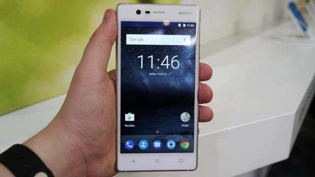 <b>MWC 2017: Nokia 3 hands-on - primele impresii despre telefonul de buget Nokia anunţat în Barcelona (Video)</b>Nokia a afirmat în mod răspicat că nu trebuie să cheltuieşti un salariu sau două pentru un design de flagship. Aceasta e filosofia din spatele celor 3 noi smartphone-uri cu Android ale sale: Nokia 3, Nokia 5 şi Nokia 6. Ne-am oprit asupra lui Nokia 3 la s