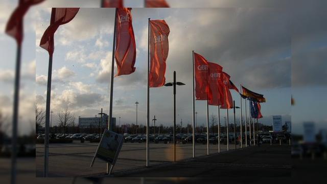 <b>Romania, reprezentata oficial la CeBIT 2008</b>Karoly Borbely, Ministru al Comunicatiilor si Tehnologiei Informatiei a vizitat ieri celebrul show tech CeBIT 2008, de la Hanovra, Germania. Ministrul a fost prezent la debutul conferintei "5th RomaniaIT Business Day" salutand si prezenta 30 de companii...