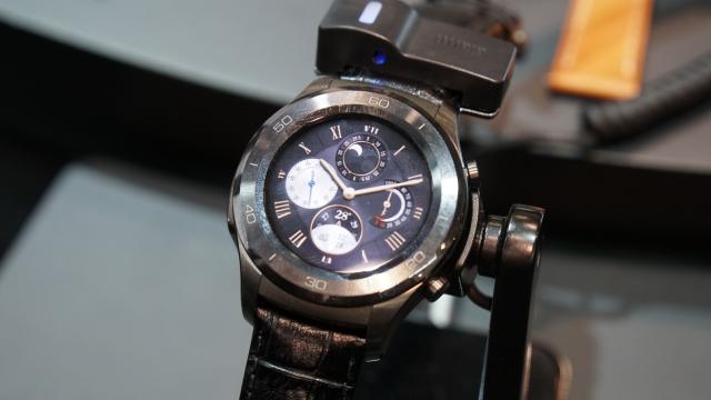<b>MWC 2017: Huawei Watch 2 Classic hands-on - cu adevărat un clasic, cu curea din piele si corp metalic lucios (Video)</b>Pe lângă Huawei P10 şi P10 Plus, Huawei a adus în Barcelona şi o nouă generaţie de smartwatch, primul său model cu Android Wear 2.0. E vorba despre Huawei Watch 2, disponibil în variantele Classic şi Sport. Mai jos puteţi vedea un hands on cu varianta..