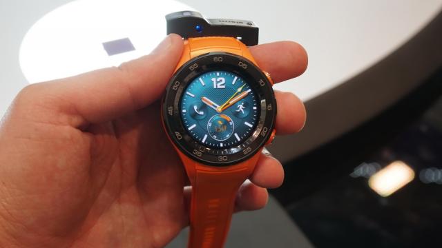 <b>MWC 2017: Huawei Watch 2 Sport hands-on - purtabil dinamic pentru omul dinamic (Video)</b>Huawei Watch 2 a debutat în Barcelona pe scenă MWC 2017, în două versiuni, cea Classic şi cea Sport. E drept că aceasta din urmă e numită generic doar Huawei Watch 2 şi atât, dar sintagma "Sport" i se potriveşte ca o mănuşă. Am avut ocazia să petrecem cât