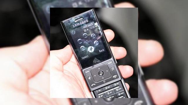 <b>Samsung Adidas F110, un telefon Fitness</b>Dupa ce va mentionasem ca o colaborare dintre Samsung si Adidas este mai mult decat posibila, iata ca acum aceasta s-a materializat sub forma terminalului Samsung F110, pe care il puteti privi in imaginea urmatoare: De vreme ce Apple colaboreaza cu Nike,...