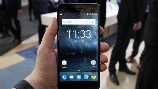 <b>MWC 2017: Nokia 6 hands-on - cu mâinile pe hitul care a înnebunit China (Video)</b>Exact cum ne aşteptam, Nokia 6 a primit o variantă internaţională la MWC 2017, chiar dacă una cu 3 GB RAM doar (cel putin in varianta de baza). Din fericire avem şi varianta Arte Black, adică un fel de Jet Black, cu cei 4 GB RAM pe care îi primea şi..