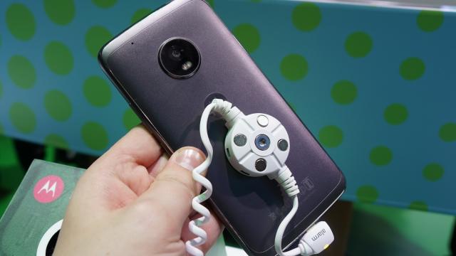 <b>MWC 2017: Motorola Moto G5 Plus hands-on - midranger-ul cu cea mai bună deschidere a camerei e aici (Video)</b>Motorola a avut o prezenta importanţă la MWC 2017, unde a adus două telefoane noi, Moto G5 şi G5 Plus, dar şi noi module Moto Mods. Am aruncat o privire asupra lui Moto G5 Plus la standul Motorola şi ce a ieşit aflaţi mai jos.