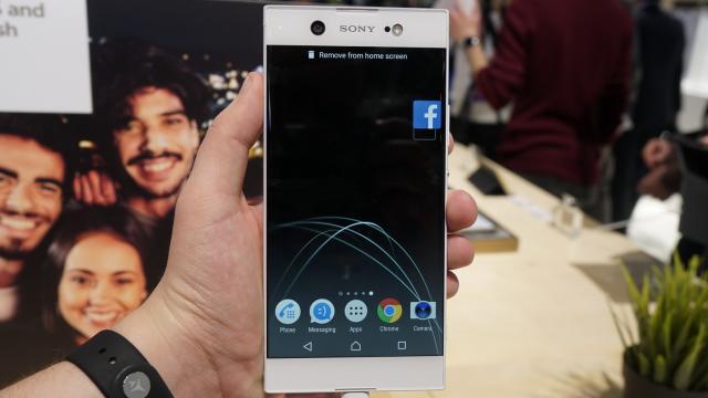 <b>MWC 2017: Sony Xperia XA1 Ultra hands-on - phablet-ul Ultra revine, cu cameră de flagship (Video)</b>Sony a fost printre cele mai prolifice companii de la MWC 2017, aducând 4 telefoane noi la Barcelona. Două au avut veleităţi de flagship, dar nici modelele midrange nu trebuie neglijate, ele având camere ce pot ţine piept unui telefon pilot al anului trec