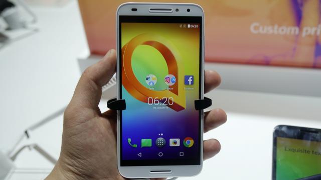 <b>MWC 2017: Alcatel A3 hands-on - telefon cu dotări bune pentru cei cu buget redus (Video)</b>Ne-am oprit la MWC 2017 şi la standul Alcatel, pentru o privire asupra telefonului cu spate decorat cu LED-uri, dar am descoperit şi modelul Alcatel A3. El este un telefon de buget, cu dotări midrange atractive. Îl analizăm pe scurt mai jos.