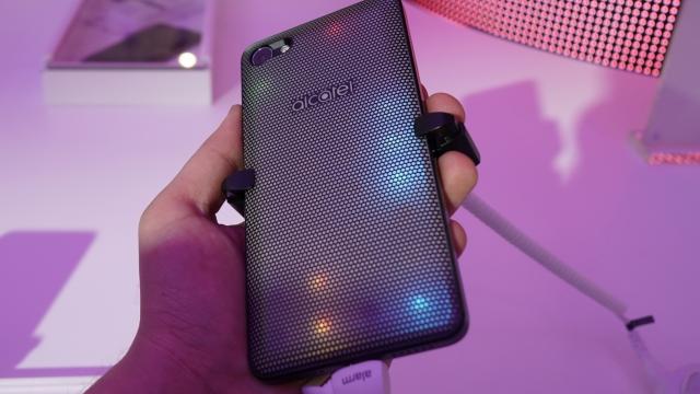 <b>MWC 2017: Alcatel A5 LED hands-on - telefonul disco are un spate "de petrecere" (Video)</b>Alcatel ne promitea încă din invitaţia pentru presă că va aduce un telefon cu un spate inedit. El s-a concretizat sub forma lui Alcatel A5 LED, care poate primi un capac spate cu LED-uri colorate, ce se aprind pentru a se sincroniza cu muzica.