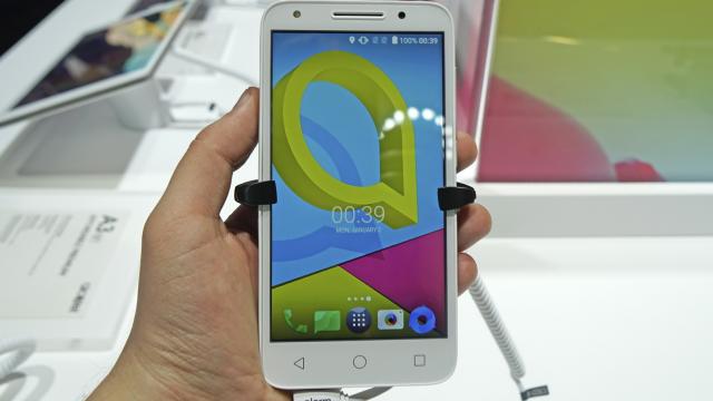 <b>MWC 2017: Alcatel U5 hands-on - acesta e probabil cel mai low-end de la MWC şi nu avem nici o problemă cu asta! (Video)</b>E uşor de zis care e cel mai high end model de la MWC 2017, Vernee Apollo 2 cu ai săi 8 GB RAM. La celălalt capăt al spectrului, la o privire rapidă cred că Alcatel U5 este smartphone-ul Android cu cele mai modeste dotări prezentat în Barcelona.