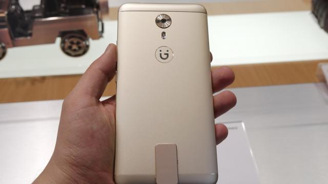 <b>MWC 2017: Gionee A1 hands-on - selfie phone din aluminiu, cu încărcare rapidă (Video)</b>Am observat în ultimii ani un trend tot mai răspândit, cel al modelelor de telefoane axate pe selfie şi venind cu baterie generoasă. Uneori e vorba despre un model battery phone cu o cameră selfie peste medie, alteori de un selfie phone cu baterie...