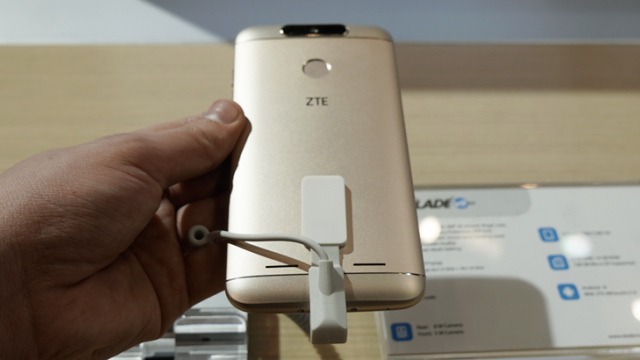 <b>MWC 2017: ZTE Blade V8 Lite hands on - dotări midrange, preţ entry level (Video)</b>Și ZTE Blade V8 Lite a făcut parte din portofoliul de produse pe care firma chineză le-a adus la târgul de tehnologie Mobile World Congress 2017 din Barcelona, un telefon de buget despre care aflați primele impresii pe seama clipului hands-on de mai jos