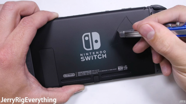 <b>Nintendo Switch primeşte teste de zgâriere şi îndoire de la JerryRigEverything; Rezistă binişor la stres (Video)</b>Celebrul youtuber JerryRigEverything ne-a obișnuit cu teste detaliate prin care testează rezistența smartphone-urilor la diferite acțiuni precum zgâriere, ardere sau îndoire. De această dată, el ne prezintă un asemenea test pentru consola de jocuri