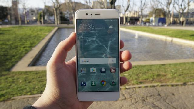 <b>Huawei P10 Pre-review: selfie cu bokeh, design compact, evoluţie a bateriei (Video)</b>După câteva zile petrecute în compania lui Huawei P10, venim cu un preview pentru acest flagship. Anunţat la MWC 2017, terminalul costă 650 de euro şi a primit de la noi deja un unboxing fix în Barcelona după evenimentul de debut.