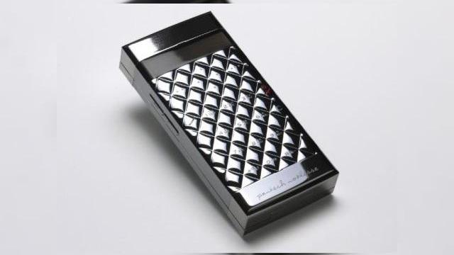 <b>Pantech Noblesse, un telefon de lux din argint si piele de crocodil</b>Superbul telefon din imaginea urmatoare este Pantech Noblesse, dar nu incercati sa il cautati la magazine online, deoarece el este un concept deocamdata. In mod bizar nu am putut depista display-ul handsetului, desi se pare ca avem de-a face cu un slider....