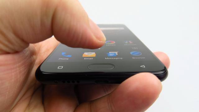 <b>Allview X4 Soul: Hardware bun, cu un pocesor ușor sub restul dotărilor</b>Allview X4 Soul are un hardware foarte bun în zona midrange, unde vrea să se dueleze cu nume ca Samsung Galaxy A5 (2016) sau poate ZenFone 3-ul de 5.5 inch şi Huawei Nova Plus. O privire printre specs arată că se poate duela cu ele cu brio, dar fără a..