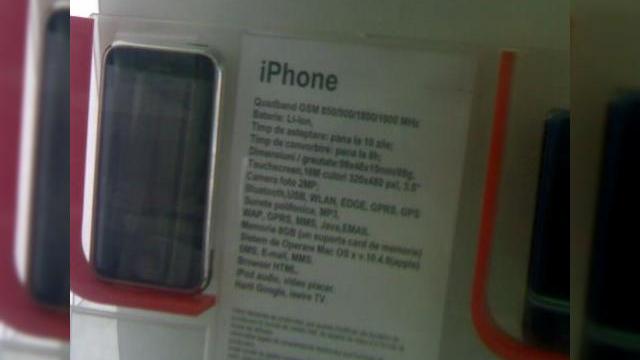 <b>iPhone disponibil la Constanta prin Vodafone Romania</b>Unul dintre cititorii site-ului nostru ne-a trimis un set de poze cu o descoperire cel putin uimitoare: iPhone se vinde la Constanta la reprezentanta Vodafone din apropierea complexului Tomis Mall. Terminalul este pus in vanzare in incinta complexului...