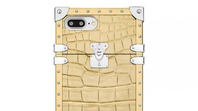 <b>Opulenţă la maxim: Louis Vuitton prezintă husa de iPhone care costă cât 7 iPhone-uri</b>Internetul este plin de fel și fel de oferte la huse destinate smartphone-urilor Apple, dar astăzi dăm peste un asemenea accesoriu inedit. Este vorba despre o husă destinată lui iPhone 7 care costă cam cât 7 astfel de terminale mobile. Husa este acoperită