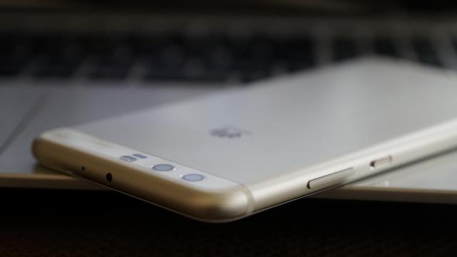 <b>Mobicast 159: Podcast/videocast Mobilissimo.ro despre lansare BlackBerry Aurora, LeEco Le Pro 3 Elite, dimensiuni Galaxy S8 şi iPhone Edition, plus PSG - Barcelona</b>Dacă e final de săptămână e momentul unui nou Mobicast, podcast şi videocast săptămânal. Şi am ajuns la ediţia Mobicast 159, una relativ blândă după iureşul lui MWC 2017. A ajuns la noi Huawei P10 Plus pentru teste, a debutat un nou telefon BlackBerry..